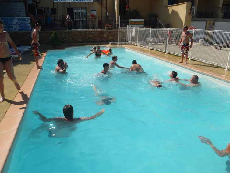 Les enfants jouent ensemble pour leur plus grand plaisir dans la piscine de la Cour des Miracles