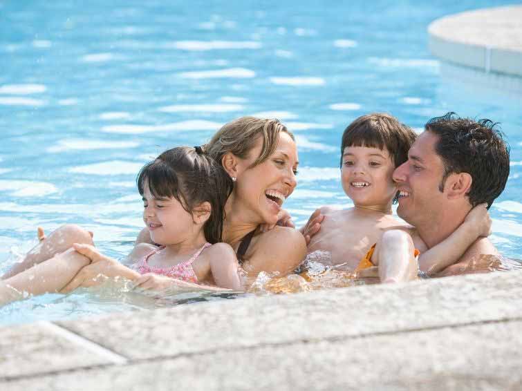Parents et enfants profitant de la piscine